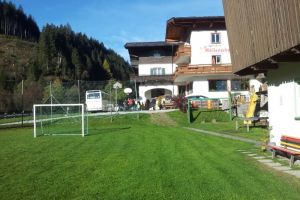 Jugendpension Müllauerhof mit Sportplatz im Herbst