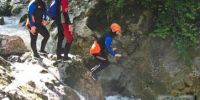 Canyoning mit Neoprenanzügen und Helm mit der Jugendpension Müllauerhof