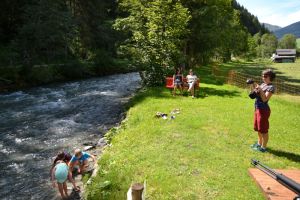 Staudammbauen bei der Liegewiese der Jugendpension Müllauerhof