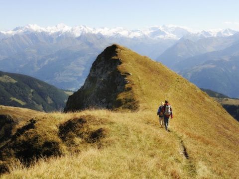Tolle Wanderwege und die schneebedeckten Hohen Tauern im Hintergrund