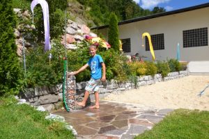 erfrischende Dusche im Freien bei der Jugendpension Müllauerhof