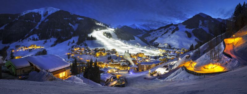 Flutlichtpiste und Rodelbahn bei Nacht mit der Jugendpension Müllauerhof